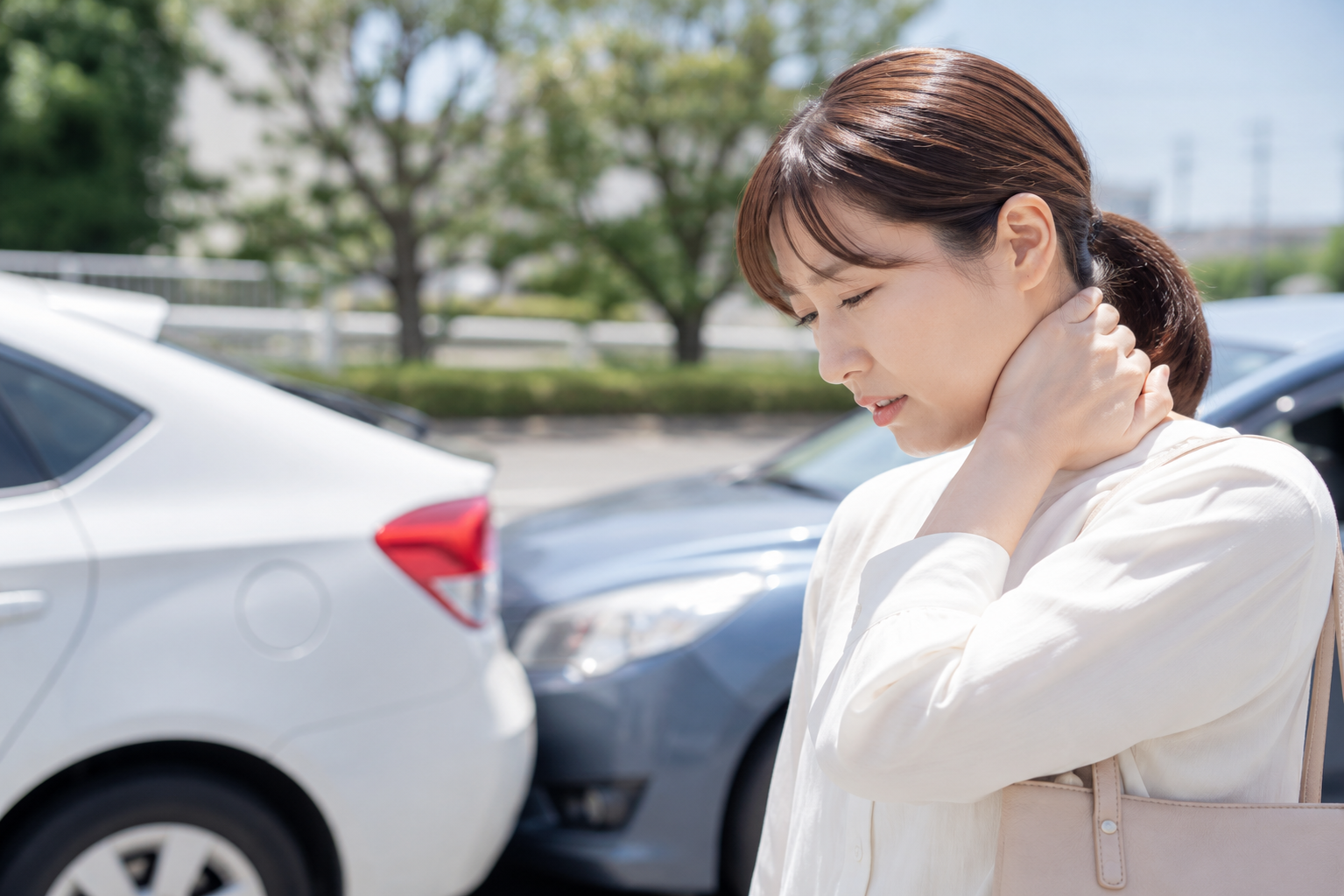 【むちうちは事故当日に痛くない？】翌日以降に症状が出る理由と早めの受診が大切な理由